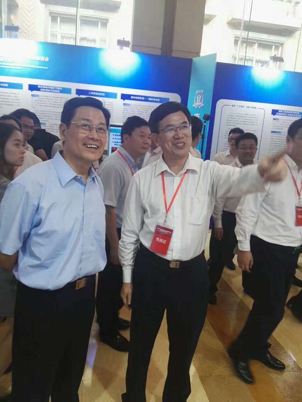 省政府党组成员陈云贤观看我校展出成果