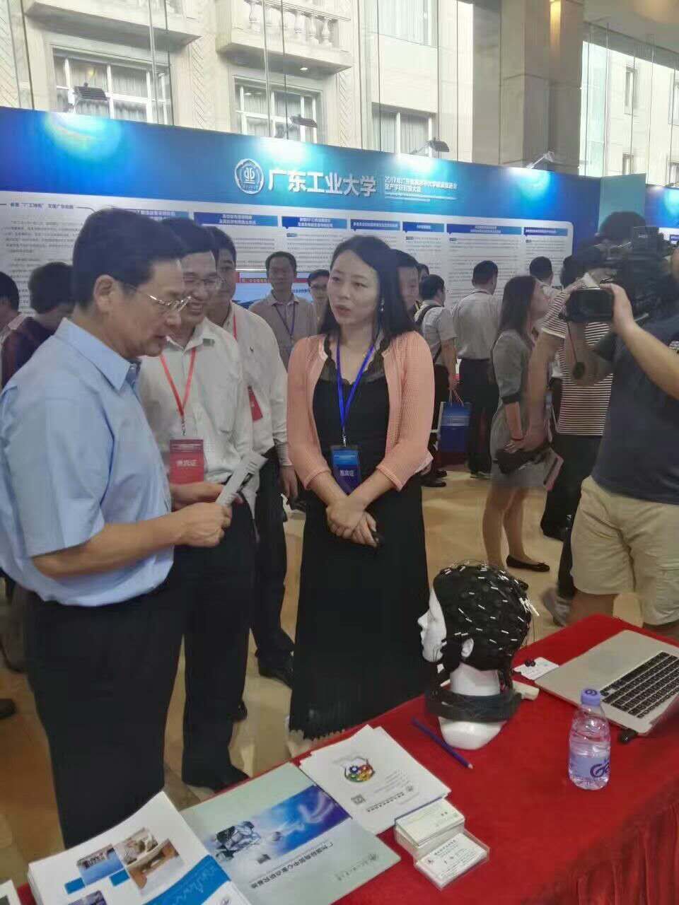 本实验室成员杨静教授为陈云贤一行介绍本实验室的重要成果及产学研结合的最新进展